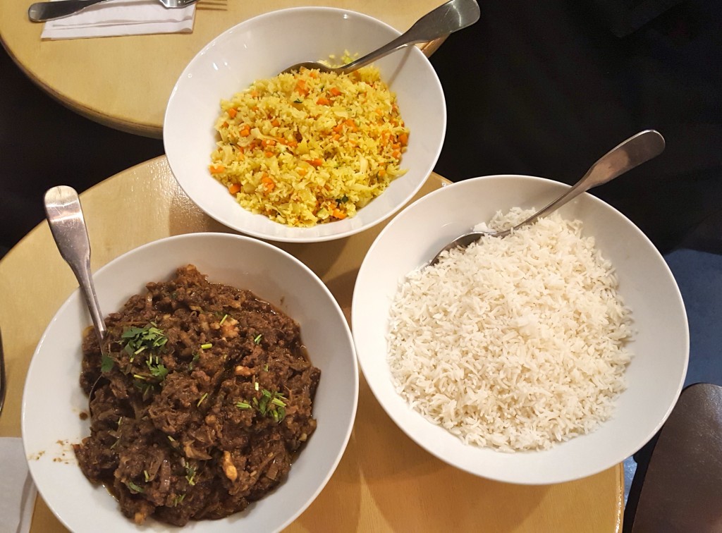 Nous avons décoré avec un brin de coriandre et il nous restait un peu de riz sauté (jaune).